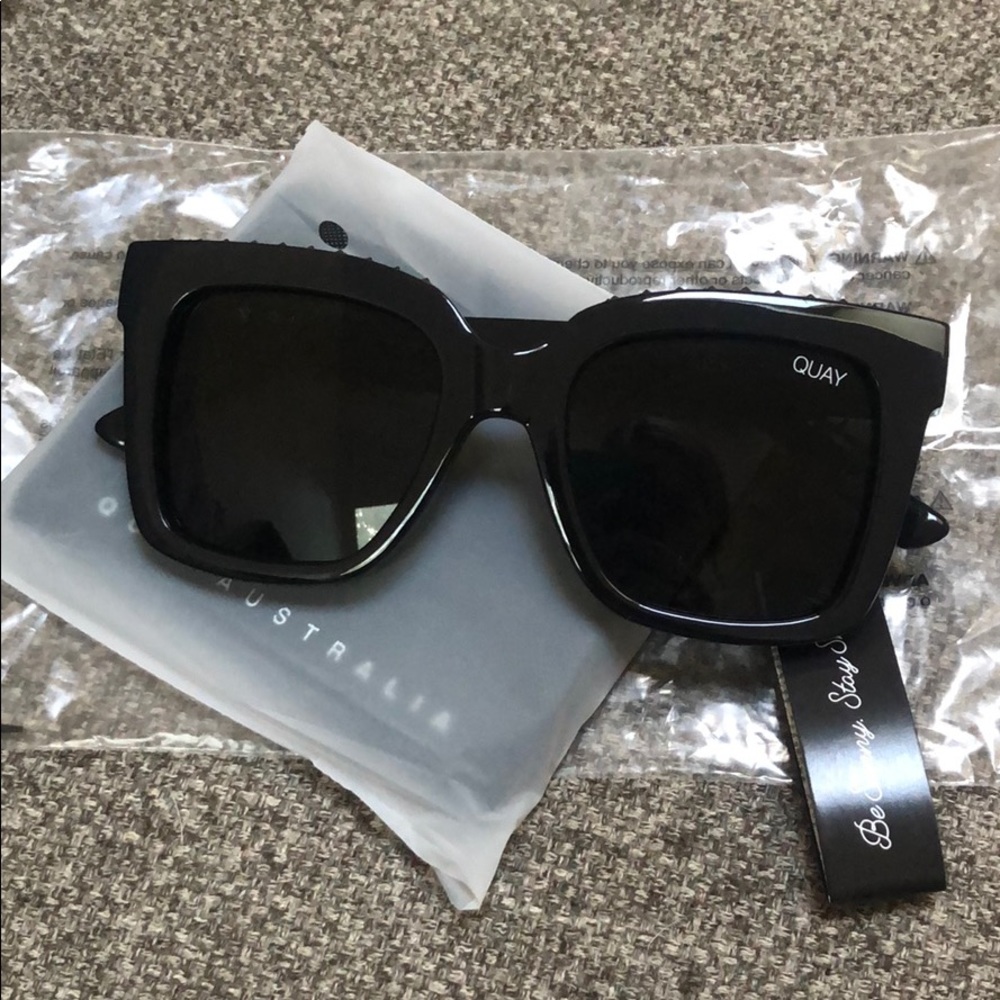 QUAY Icy Studs • Black Stud/Smoke Sunglasses - Picture 5 of 6